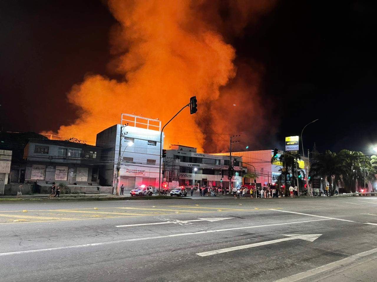 Prefeitura atua para minimizar impactos de um grande incêndio ocorrido em uma madeireira