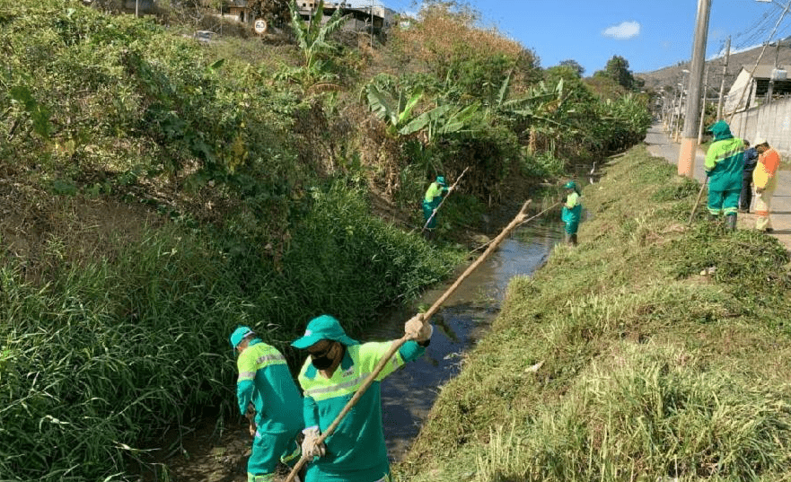 Secretaria de Serviços realiza ação de limpeza de córregos, canais e valões