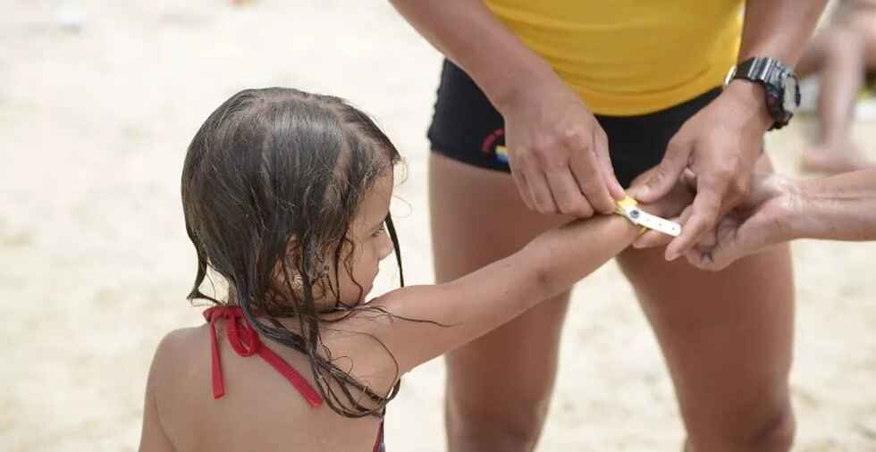 Mais de 400 crianças receberam pulseiras de identificação nas praias do município