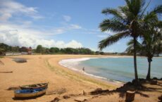 Carapebus: Praia rústica, com mar agitado, ideal para o surfe