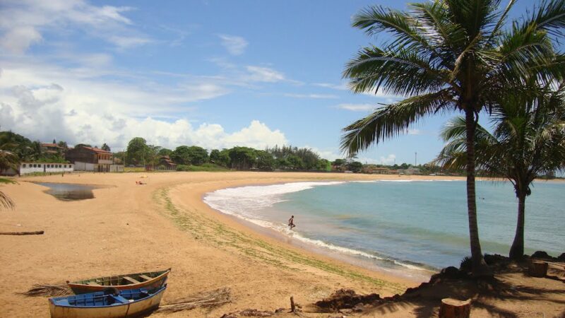 Carapebus: Praia rústica, com mar agitado, ideal para o surfe