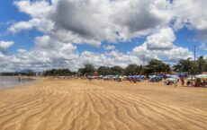 Praia de Nova Almeida: Conhecida por suas águas rasas e quentes