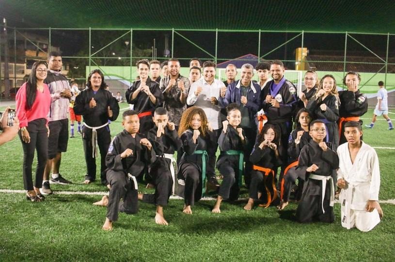 Comunidade de Jardim Carapina ganha campo de futebol society totalmente reformado