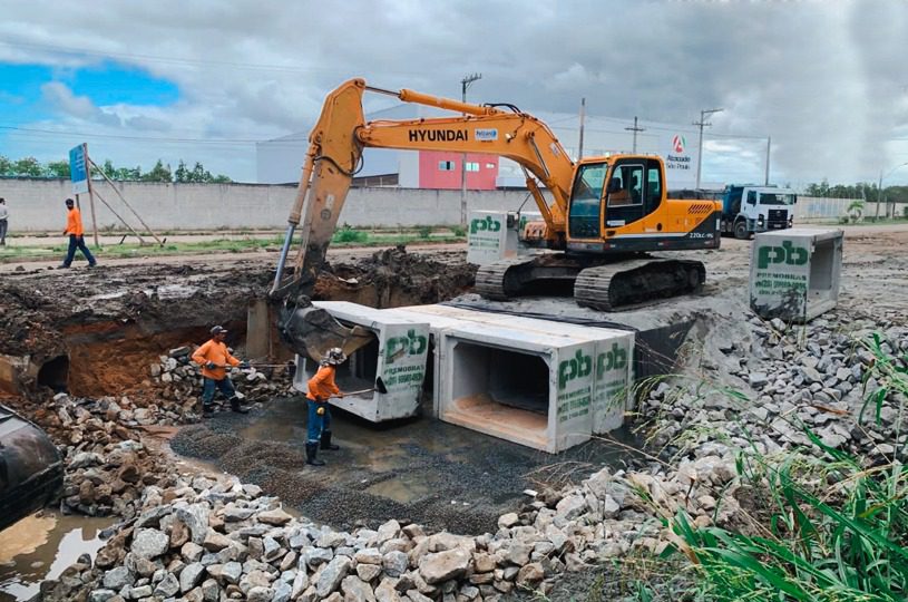 Secretaria de Obras realiza melhorias com revestimento de canal em Boa Vista II