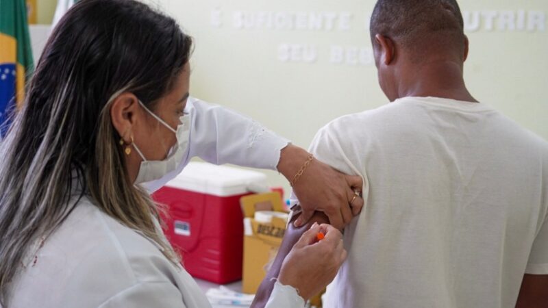 Vagas disponíveis para vacinação contra Covid-19 e gripe nesta segunda (16)