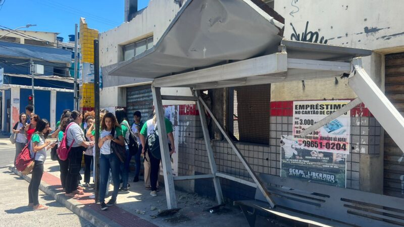 Urgência em Jacaraípe: Risco de Acidente com Abrigo de Ônibus em Via Principal Exige Ação Imediata