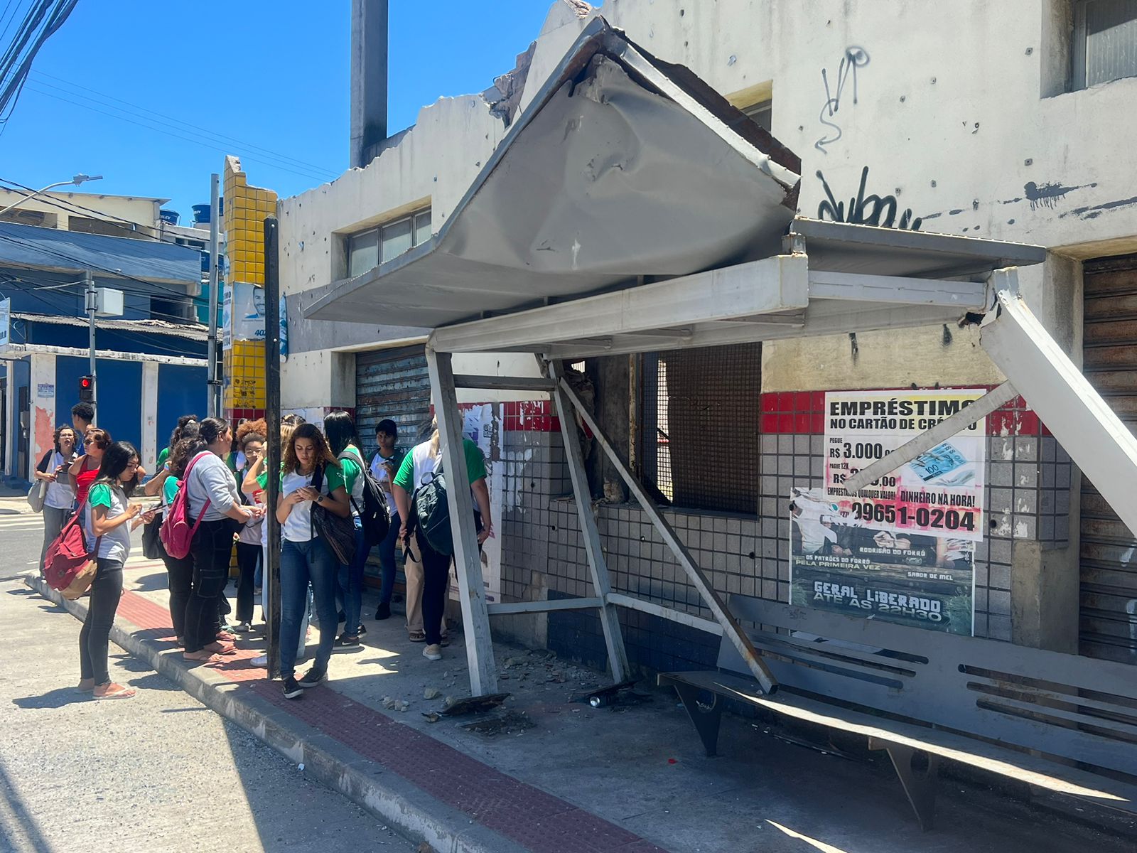 Urgência em Jacaraípe: Risco de Acidente com Abrigo de Ônibus em Via Principal Exige Ação Imediata