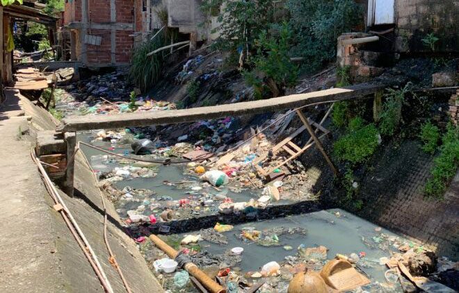 Moradores do Bairro Itaquara Enfrentam Pesadelo com Valão Transbordante