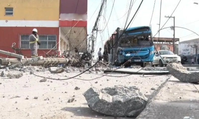 Colisão de Ônibus do Transcol Derruba Poste em Jacaraípe: Sem Feridos, mas Com Interrupção de Energia