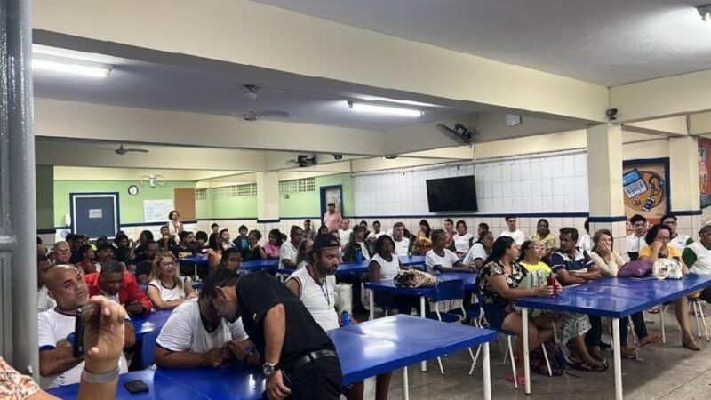 Visita de estudantes e escritores de Vitória ao Clube de Leitura da EJA na EMEF Aurênia Pimentel é destaque