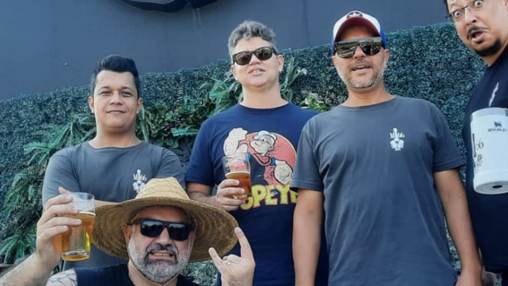 Banda Mustang 66 agita Halloween em Bicanga com premiação para melhor fantasia