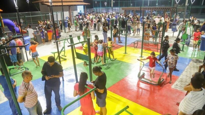 Moradores comemoram a inauguração da nova praça no Residencial Jacaraípe