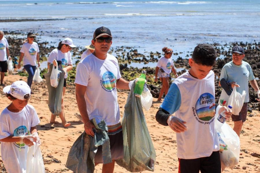 Ação ambiental retira 27 kg de resíduos da Praia de Manguinhos