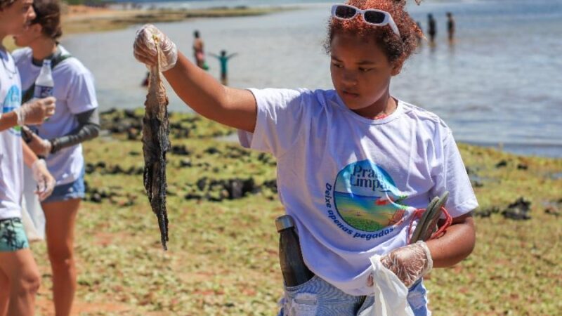 Praia de Costa Bela recebe ação de limpeza e tem mais de 400 kg de lixo removido