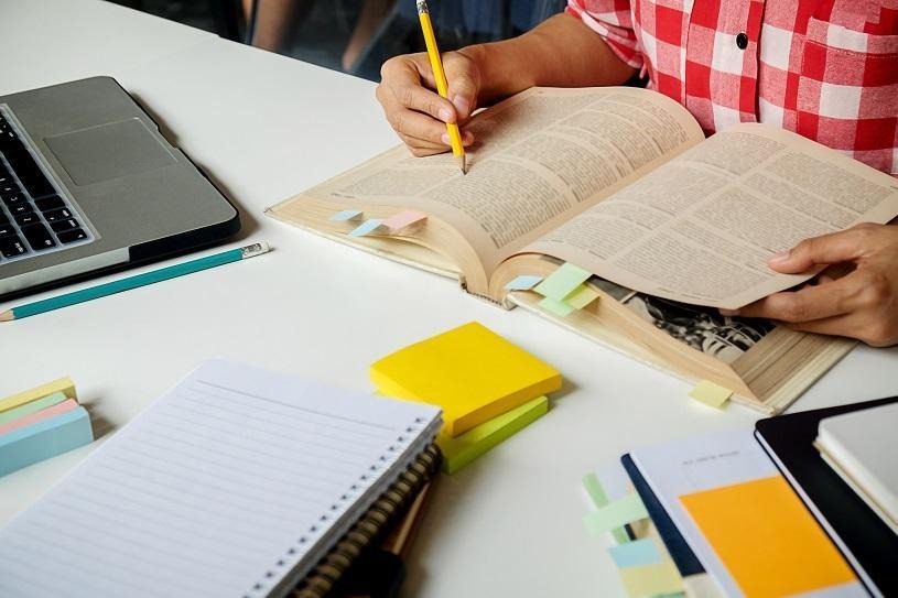 Oficinas gratuitas oferecem aprendizado em storytelling, controle financeiro e crescimento pessoal