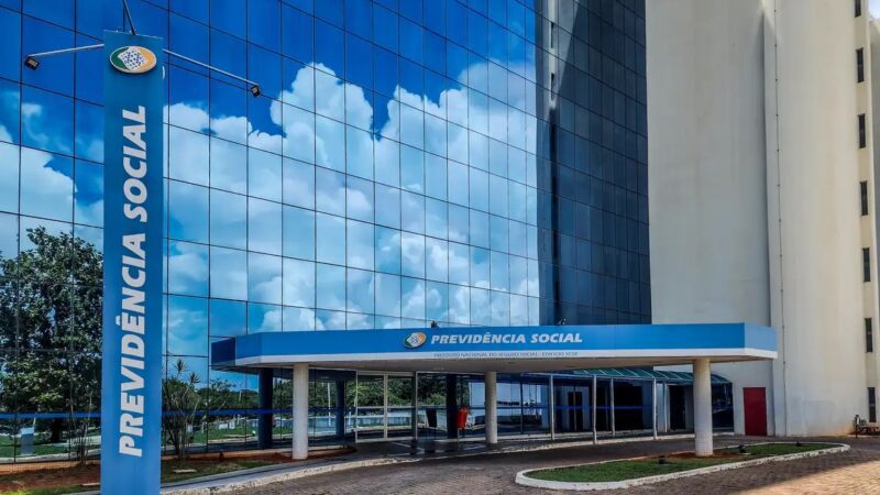 Aposentados e pensionistas devem ganhar 13º salário adiantado