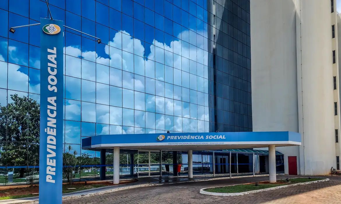 Aposentados e pensionistas devem ganhar 13º salário adiantado