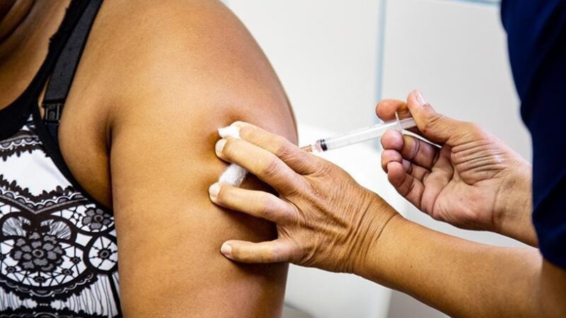 Campanha de vacinação contra influenza começa com mais de 200 imunizados