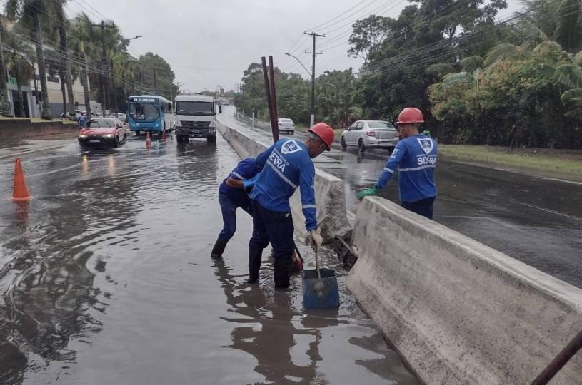 Equipes da Secretaria de Serviços atuam em força-tarefa de limpeza após temporal