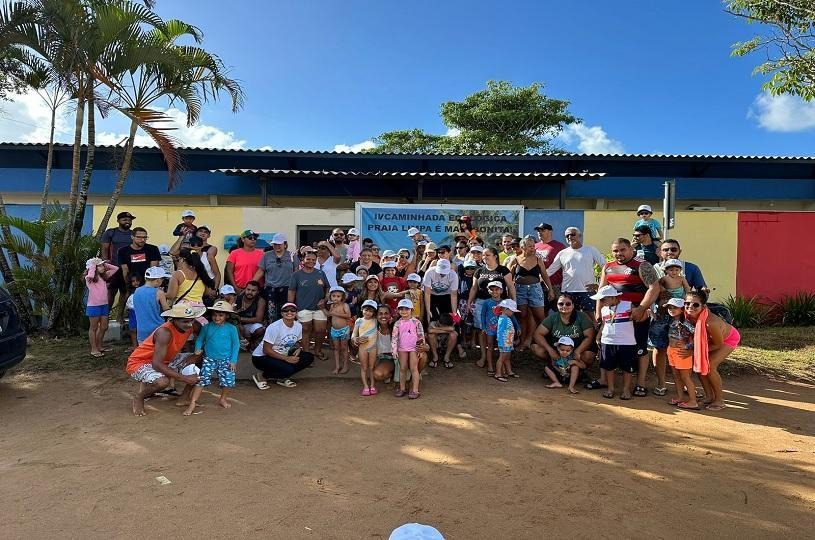 Alunos de Cmei em Manguinhos realizam caminhada de conscientização ambiental