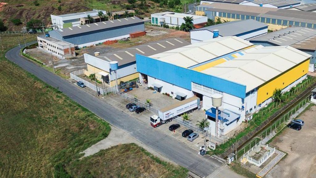 Mega bazar com marcas famosas oferece roupas com preços baixíssimos na Serra