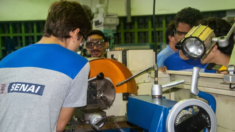 Senai e Petrobras oferecem 715 vagas gratuitas com salário e benefícios para jovens em todo o país