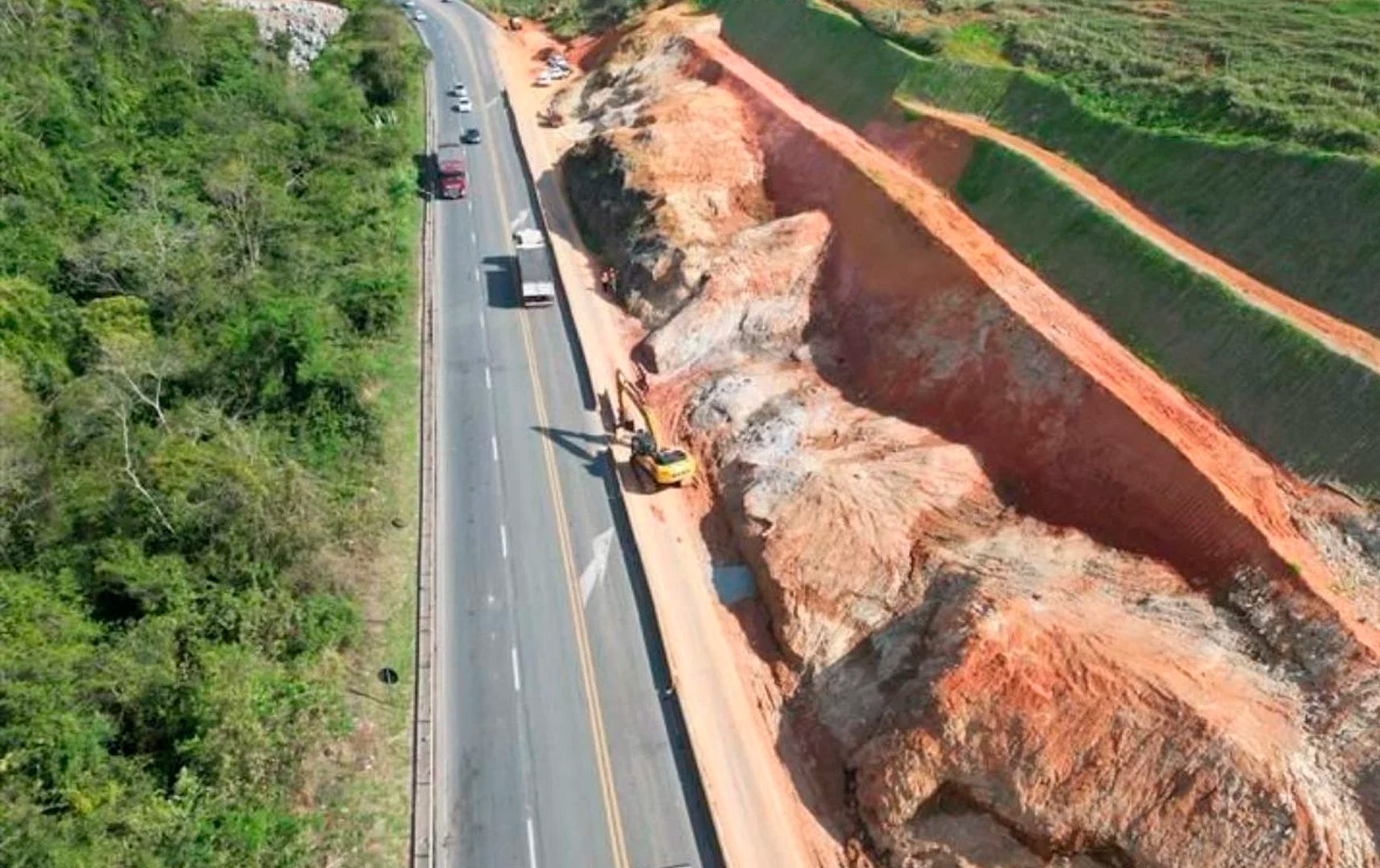 BR-101 será totalmente bloqueada na Serra por desmonte de rochas