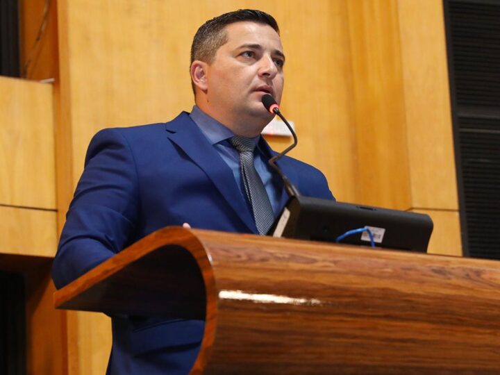 Callegari move ação judicial contra medida do Governo do Estado na área educacional