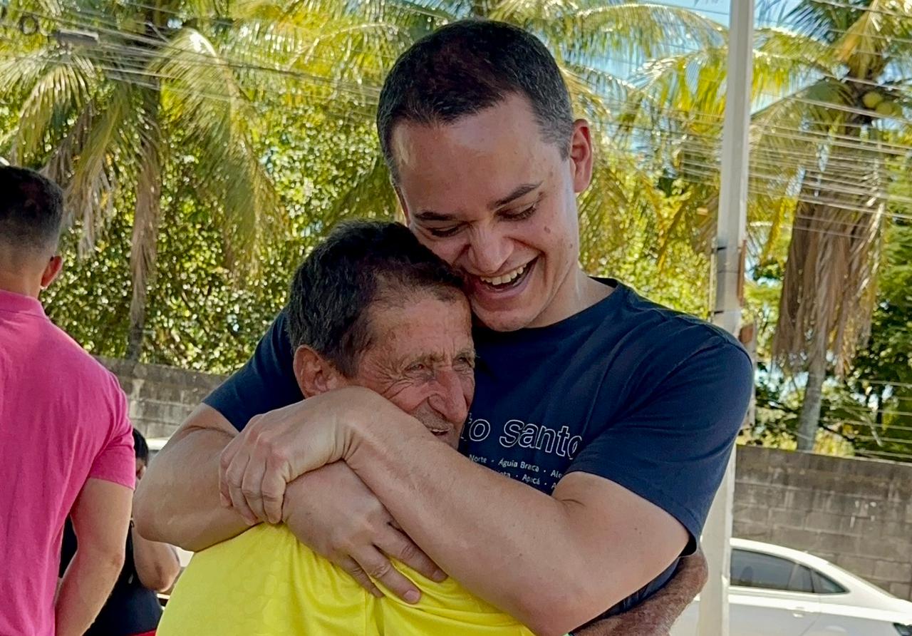 Prefeito Lorenzo Pazolini reforça escuta ativa durante visita à feira de Nova Almeida