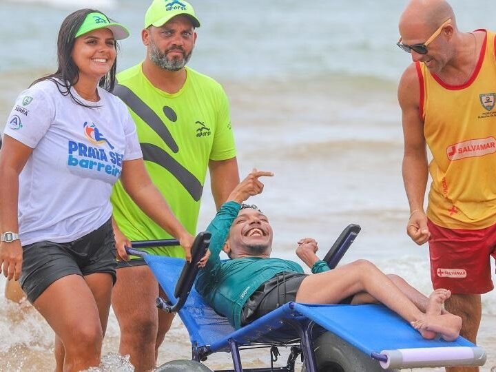 Praia sem Barreiras promove inclusão e garante acesso ao mar na Serra