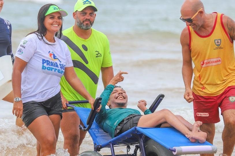 Praia sem Barreiras promove inclusão e garante acesso ao mar na Serra