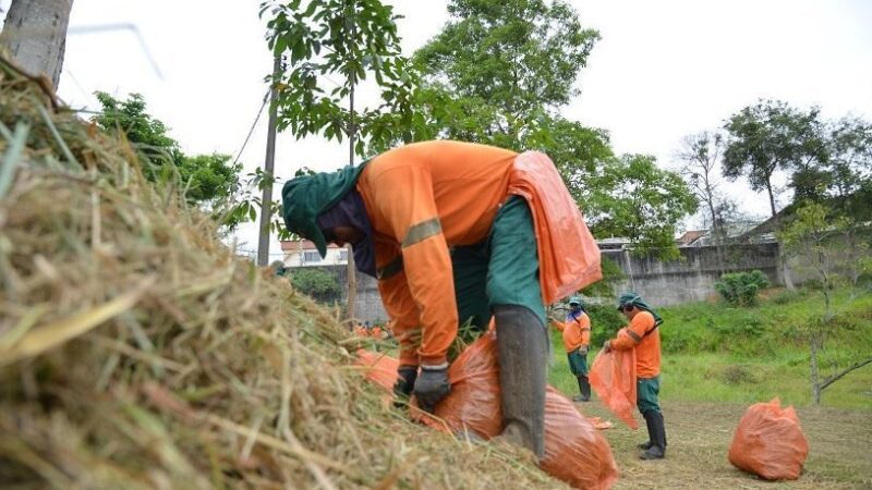 Serra amplia serviços de limpeza urbana em diferentes regiões da cidade