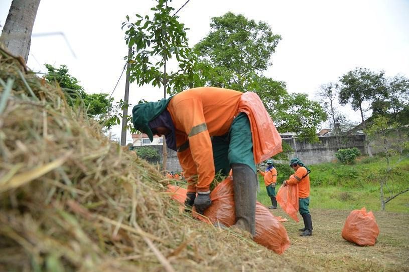 Serra amplia serviços de limpeza urbana em diferentes regiões da cidade