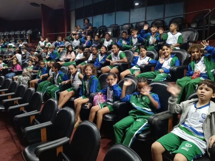 Ação educativa leva alunos ao teatro para refletir sobre relações familiares