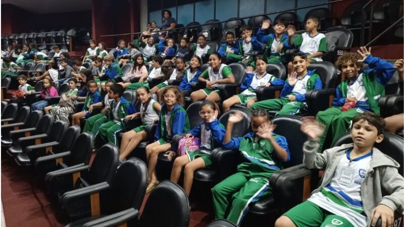 Ação educativa leva alunos ao teatro para refletir sobre relações familiares