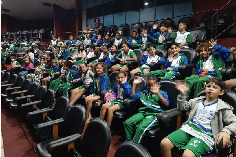 Ação educativa leva alunos ao teatro para refletir sobre relações familiares