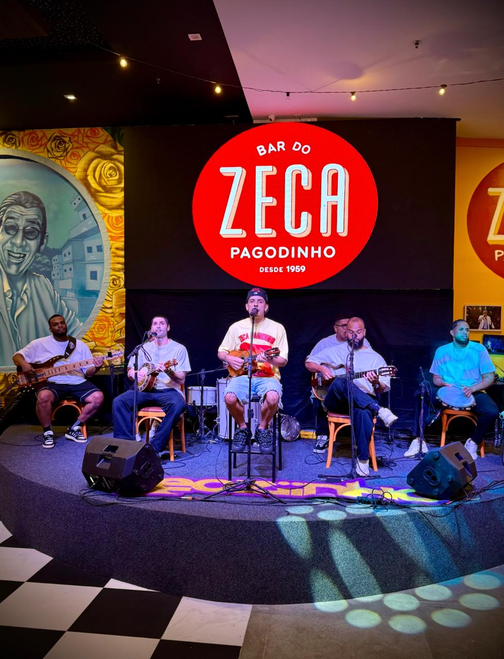Apresentação em bar temático impulsiona cantor capixaba nas redes sociais