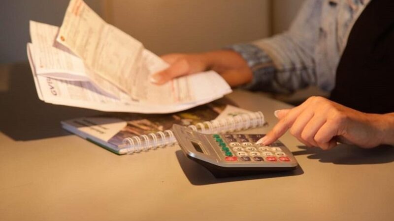 Procon Serra facilita negociação e moradora economiza 95% no valor da dívida