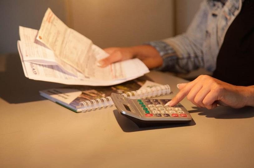 Procon Serra facilita negociação e moradora economiza 95% no valor da dívida
