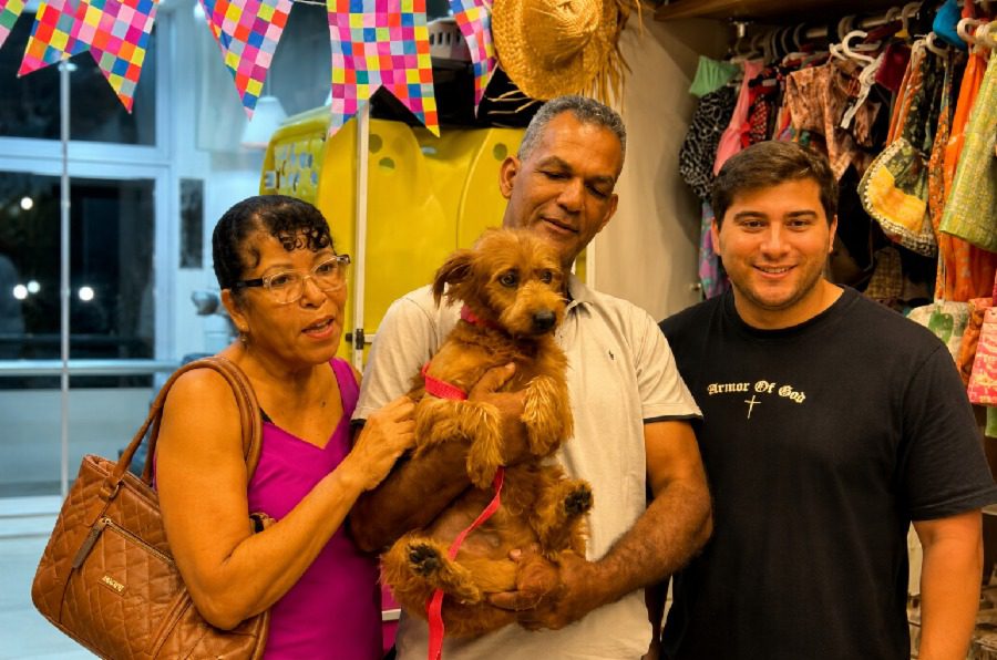 Ação de adoção responsável encontra novos lares para oito animais na Serra