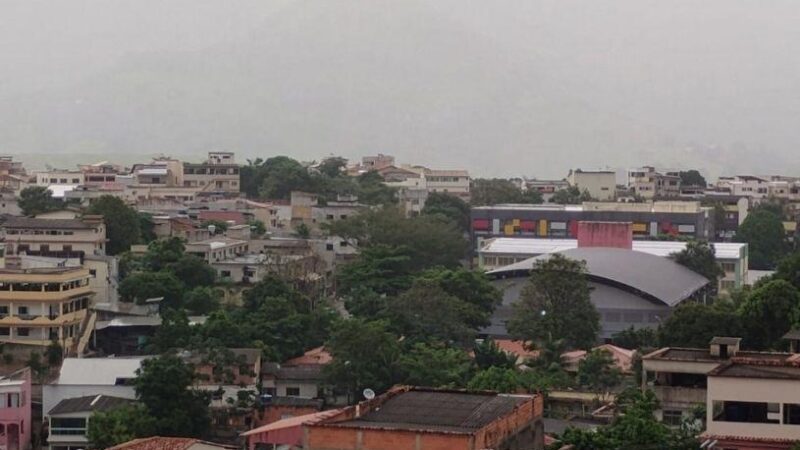 Serra entra em alerta para possibilidade de chuva forte nesta segunda-feira (26)
