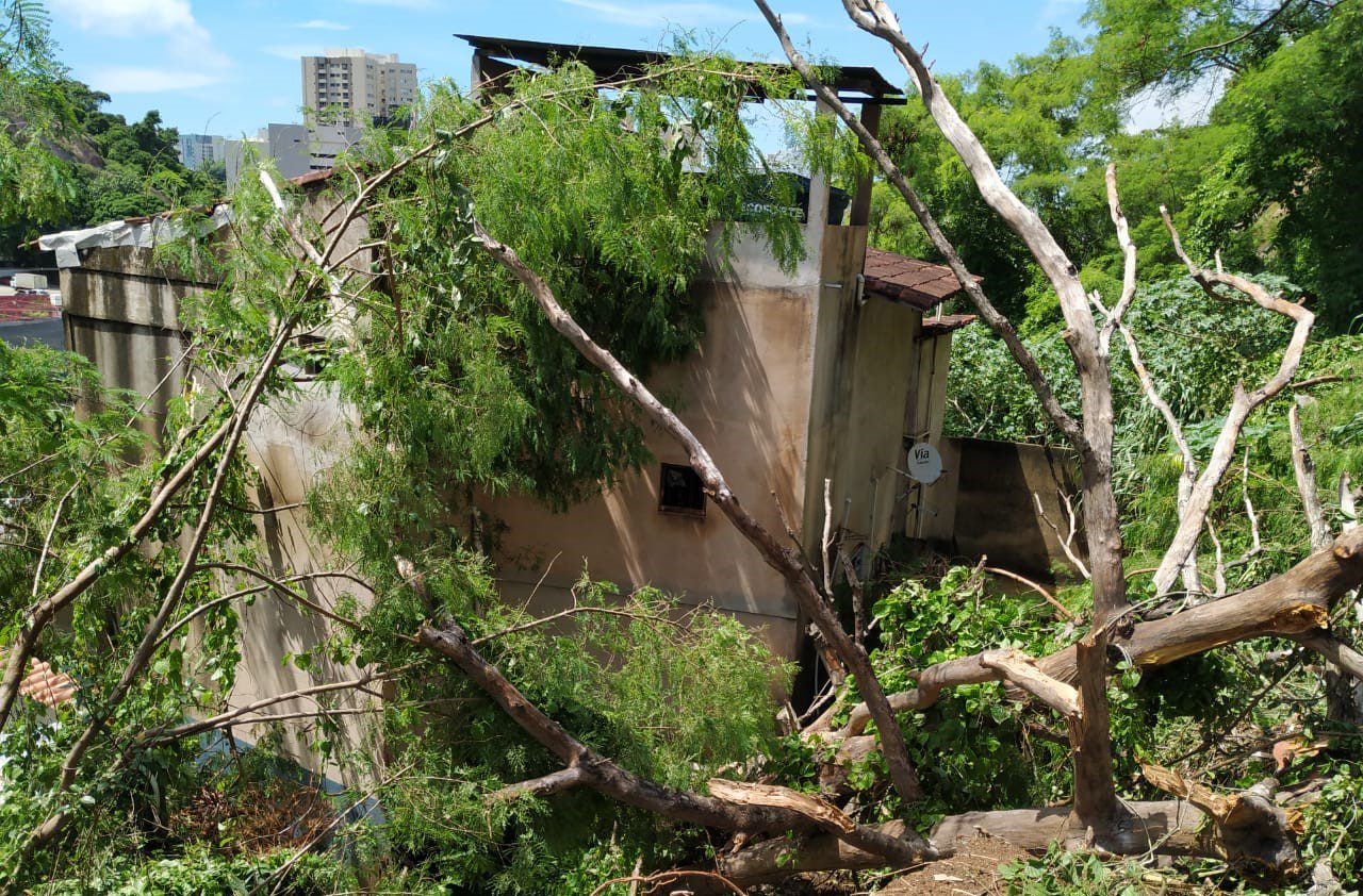 Chuvas: Deslizamento de encosta atinge seis residências em Gurigica e Jaburu
