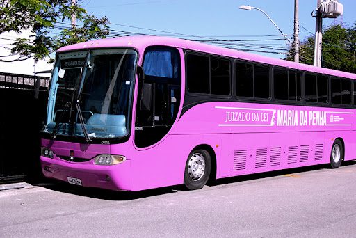 Ônibus rosa do Juizado Itinerante da Lei Maria da Penha estará em Feu Rosa nesta sexta