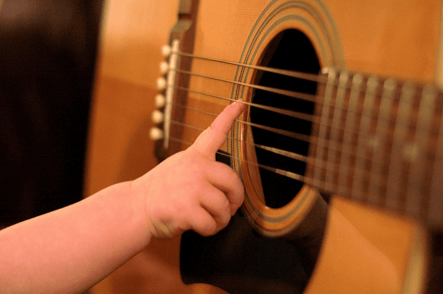 Serra oferece 40 vagas gratuitas para curso de violão para crianças e adolescentes