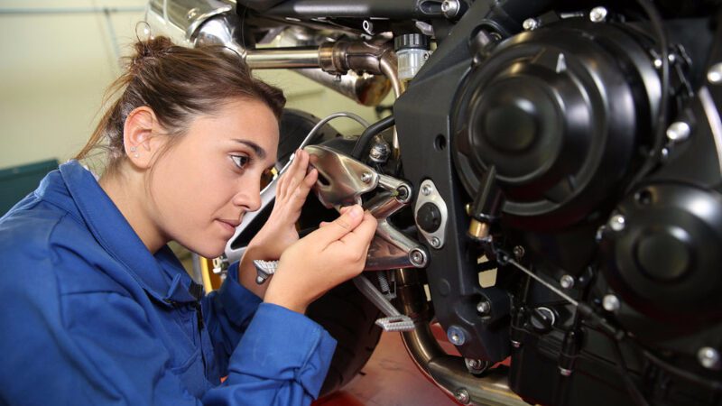 Curso de mecânica básica de motos será oferecido para servidoras da Serra