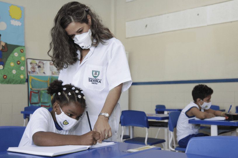 Serra sanciona três leis para valorização do servidor de educação