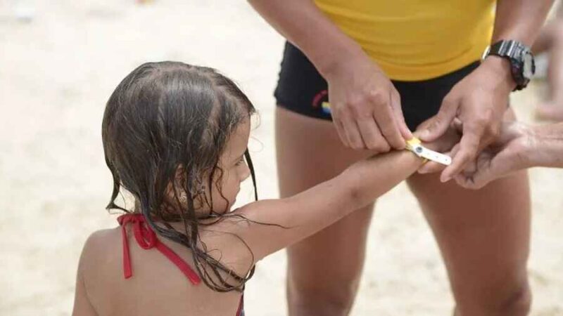 Cerca de 250 crianças receberam pulseiras de identificação em Manguinhos