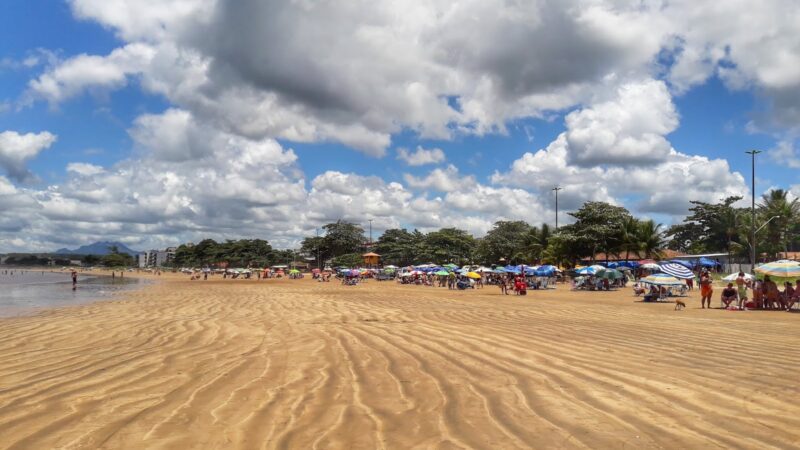Praia de Nova Almeida: Conhecida por suas águas rasas e quentes