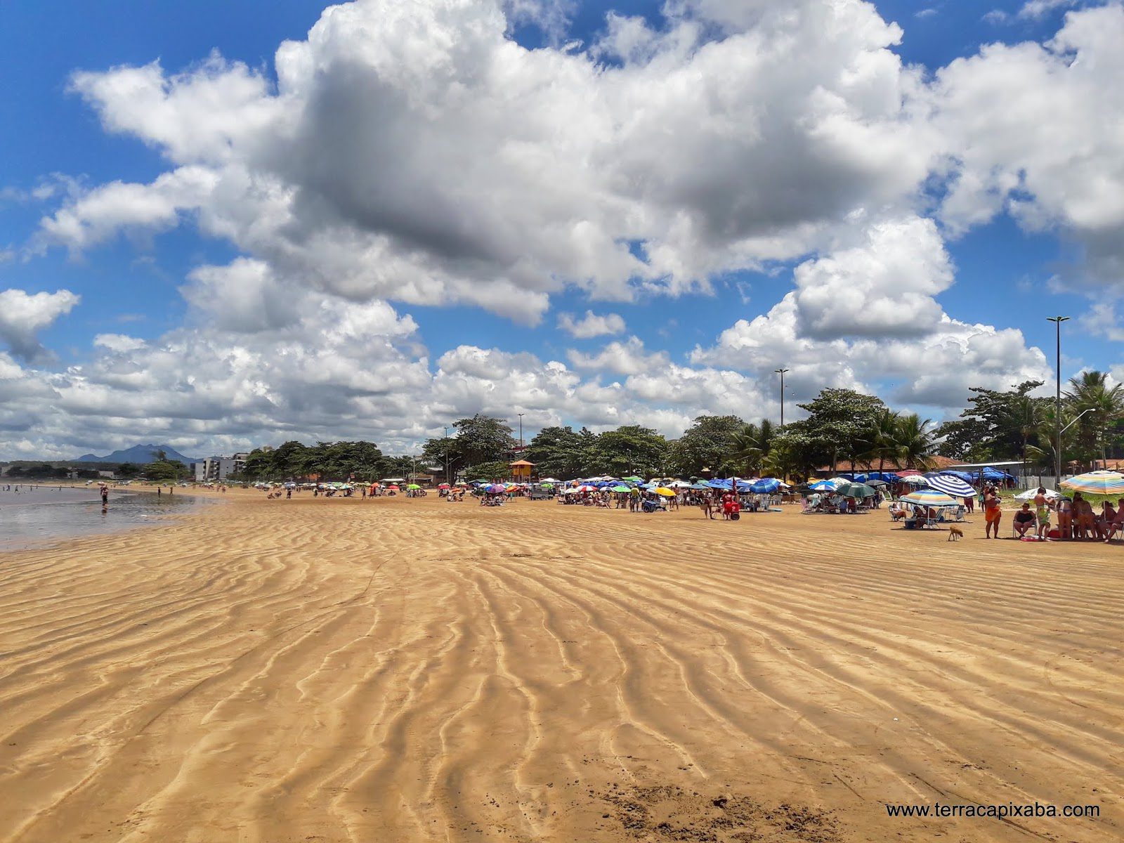 Praia de Nova Almeida: Conhecida por suas águas rasas e quentes