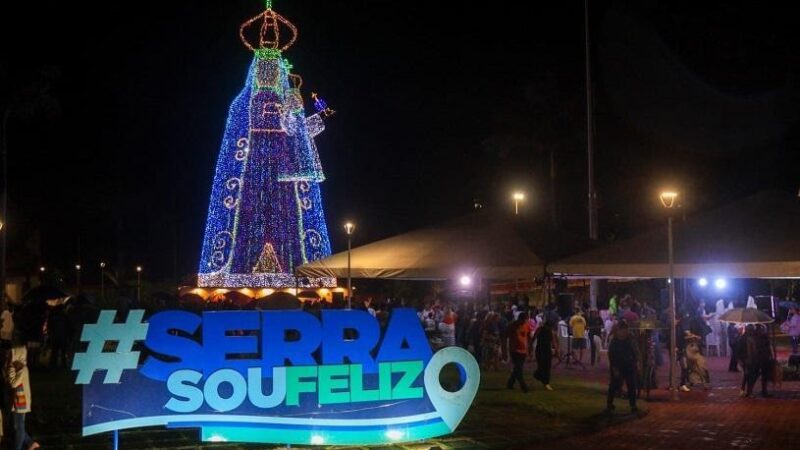 Nossa Senhora é acesa e traz mensagem de esperança e fé aos fiéis